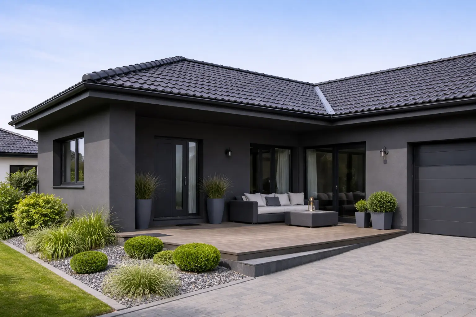 Antracito spalvos namo fasadas